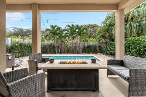 Fox Grand Residence- 6bd, 2 Pools & Pool Table in Fort Lauderdale, USA