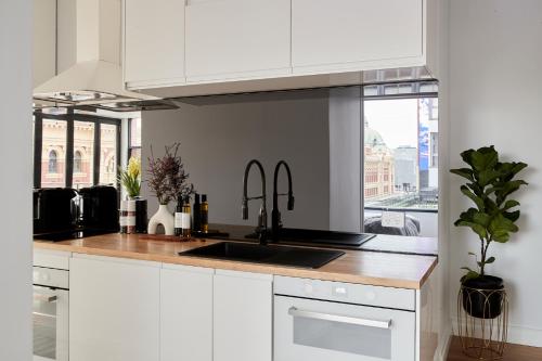 Flinders Street Views - XL Balcony, Melbourne (photo 11)