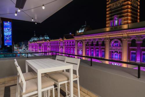 Flinders Street Views - XL Balcony, Melbourne
