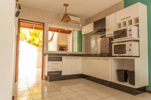 مطبخ, By the beach, Walk Mole Beach! AC, Wifi 250M, BBQ in Mole Beach