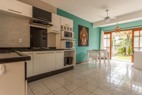 مطبخ, By the beach, Walk Mole Beach! AC, Wifi 250M, BBQ in Mole Beach
