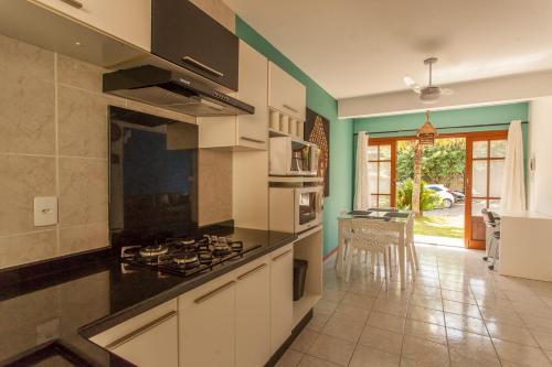 مطبخ, By the beach, Walk Mole Beach! AC, Wifi 250M, BBQ in Mole Beach