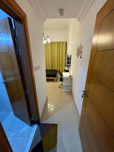 Tidy Master Room In Marina Near Metro, Dubaj (zdjęcie 5)