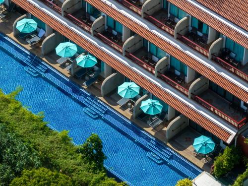 Deluxe King Room with Pool Access image 6