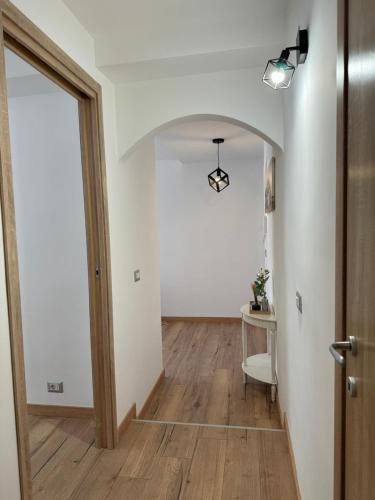 入口, Monica's home in 阿里恰