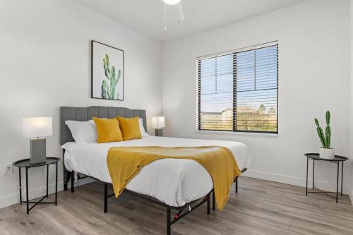 CozySuites by the stadium with pool 18, Glendale