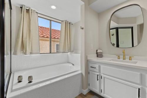 4Br Model Home w Pool and Pool table in Henderson, Лас-Вегас (фото 8)
