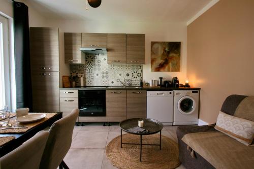 Kitchen, Tiny Harmony - Logement confortable avec jardin et jacuzzi prives pres d’Aix en Provence in Venelles