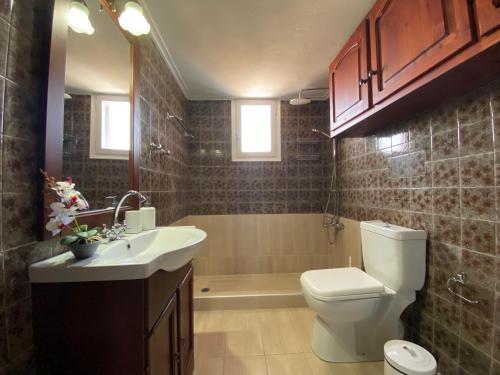 Demie and George Ηouse Demie and George Ηouse