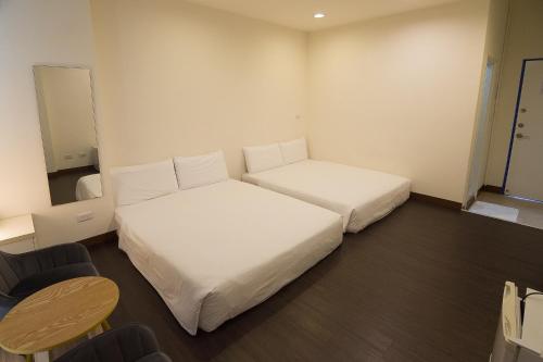 2 queen beds