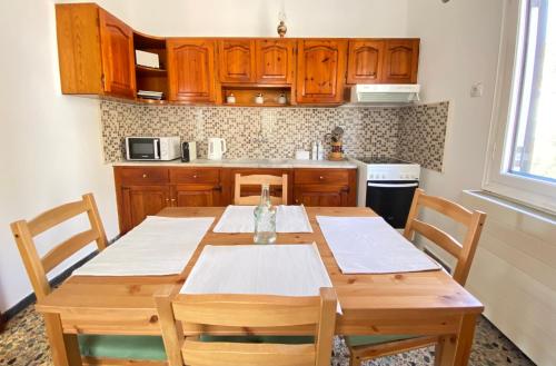 Demie and George Ηouse Demie and George Ηouse