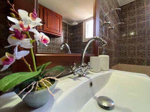 Demie and George Ηouse Demie and George Ηouse