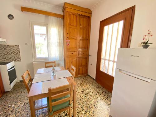 Demie and George Ηouse Demie and George Ηouse