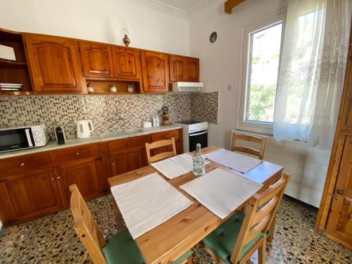 Demie and George Ηouse Demie and George Ηouse