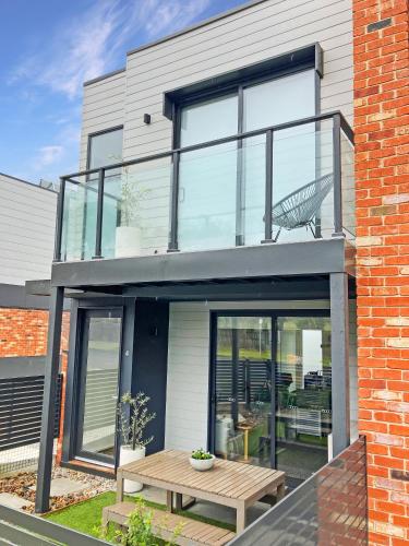 Private Room & Ensuite, in hosted-shared Modern 2 bedroom Apartment - full use of all home facilities