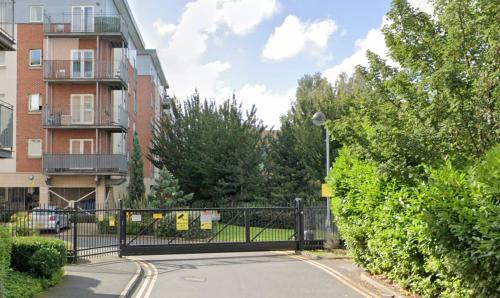 2 Bed ensuite with Balcony and Free onsite Secure Parking - Tap to explore photos