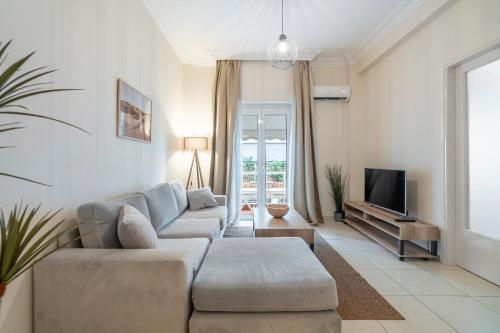 Casa Vibrant - Colorful 2Br Apt with Balcony in Koukaki, Афины