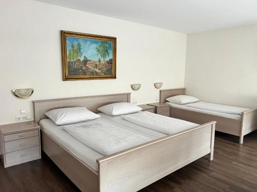1 king bed, 1 twin bed