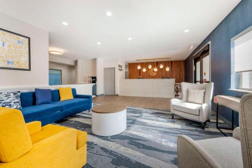 Rodeway Inn - image 2