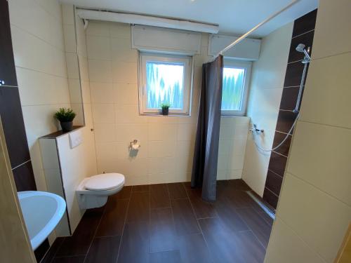 淋浴間, Geräumige Monteurwohnung (Geraumige Monteurwohnung) in 伊本比倫