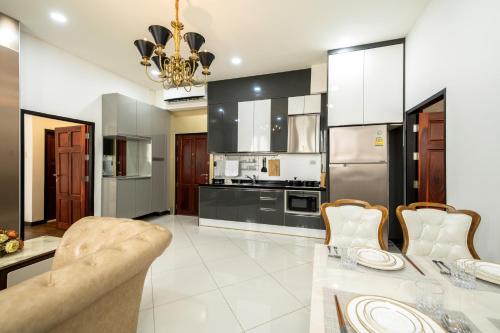 Niraxay Apartment - image 2