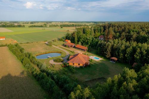 . Dworek Ogrodniki, całoroczny dom na wyłączność, basen, sauna, las, staw rybny, altana grillowa, ognisko, pianino, kominek, piec chlebowy, duża ogrodzona posesja
