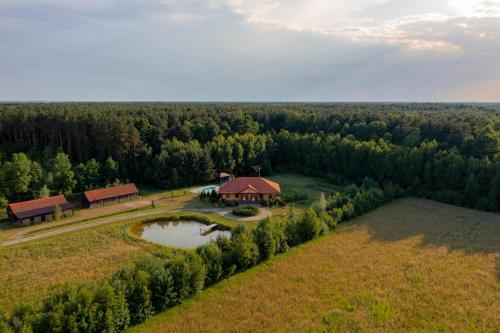 Dworek Ogrodniki, całoroczny dom na wyłączność, basen, sauna, las, staw rybny, altana grillowa, ognisko, pianino, kominek, piec chlebowy, duża ogrodzona posesja