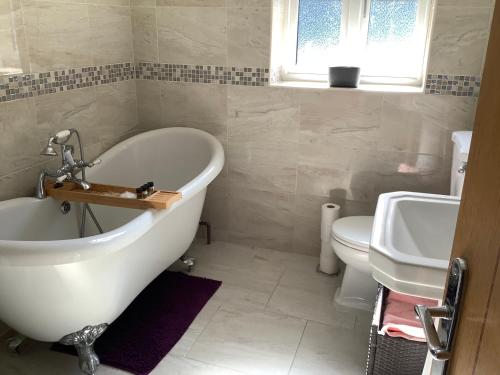 ทัศนียภาพภายนอกโรงแรม, Two Bedrooms, One Super King Room & One Double Room, plus Sofa Beds & Cot with Private Bathroom for  in คอลวี เบย์