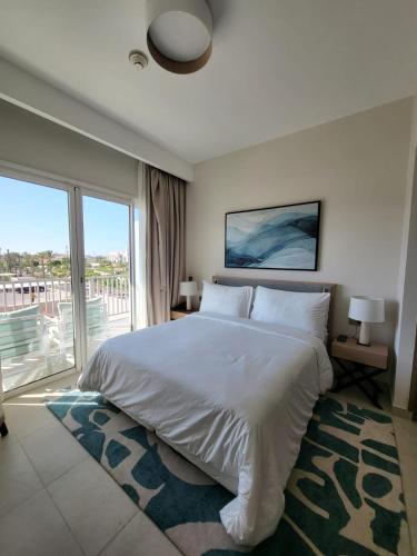 Exterior view of Vida Marina marassi hotel apartment with extra fees for beach or pool access شقة فندقية في أوتيل في