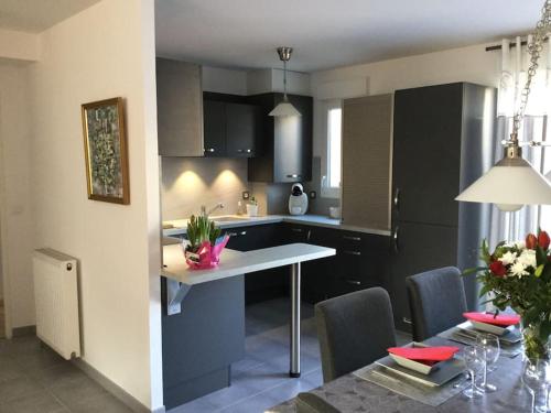 virtuve, Bois joli - Maison classée 3 étoiles, à 2 pas de la plage (Bois joli - Maison classee 3 etoiles, a 2 pas de la plage) in Langrune-Sur-Mer