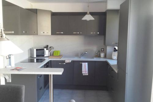 virtuve, Bois joli - Maison classée 3 étoiles, à 2 pas de la plage (Bois joli - Maison classee 3 etoiles, a 2 pas de la plage) in Langrune-Sur-Mer