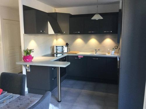 virtuve, Bois joli - Maison classée 3 étoiles, à 2 pas de la plage (Bois joli - Maison classee 3 etoiles, a 2 pas de la plage) in Langrune-Sur-Mer