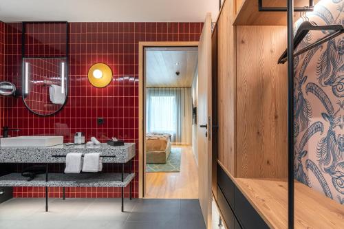 room detail thumbnail 2