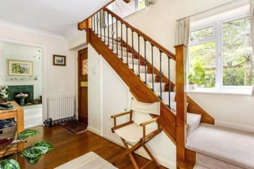 Delux 5 bed house lots private car parking, short walk to high st, shops in ฟรีท