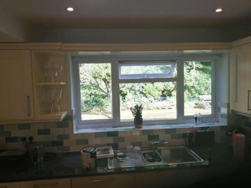 Delux 5 bed house lots private car parking, short walk to high st, shops in ฟรีท