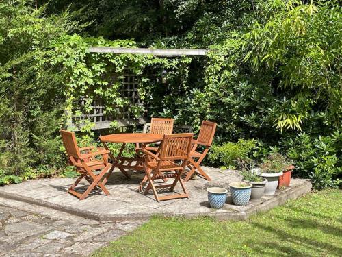 Delux 5 bed house lots private car parking, short walk to high st, shops in ฟรีท