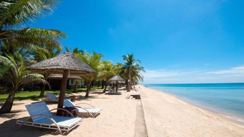 playa, Famiana Resort and Spa in Cua Lap