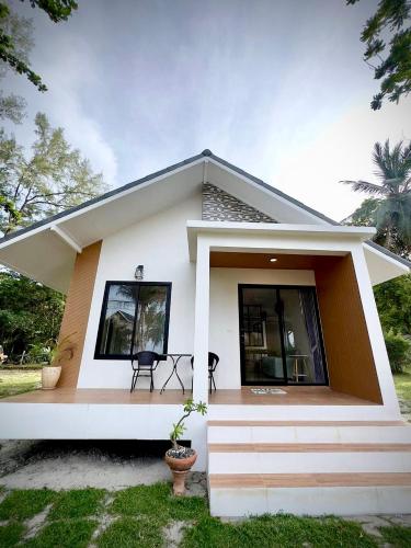 White Pearl 2BR Beachfront House Malibu Seaview, Koh Samui