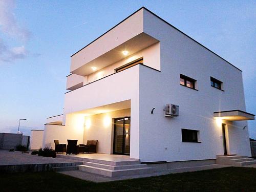 2 bedrooms, 4 beds