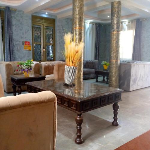 Pub/Lounge, HOTEL ZEPTAN in Jinja