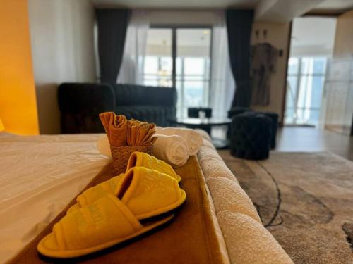 Alpaca-Lemon Penthouse Alpaca-Lemon Penthouse