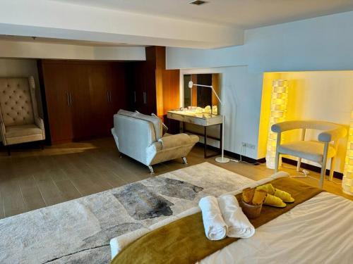 Alpaca-Lemon Penthouse Alpaca-Lemon Penthouse