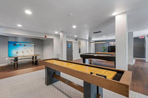 1 MI to USF Budget Friendly Pool GYM in Tampa, USA