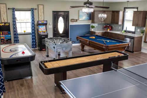Lake Norman Access, Pool, Hot tub, Epic Game room in Davidson, USA