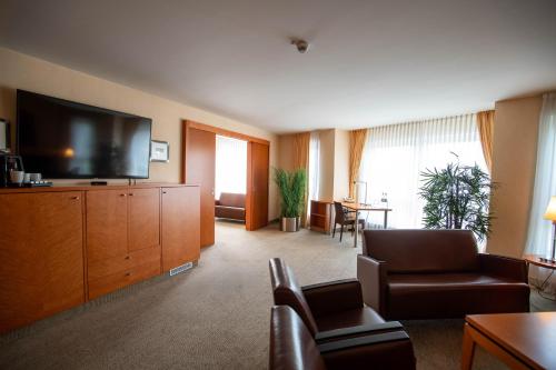 2 twin beds, 2 sofa beds