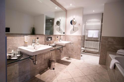 room detail thumbnail 2