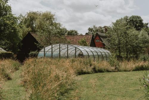 Peldbaseins, Restaries at Paradise Farm in Westhall