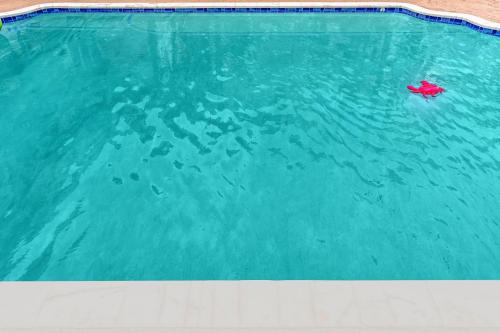 Tropical Oasis with pool 10 mins airport & 5 mins Beach in Hollywood, USA
