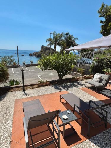 FronteMare & MariMare Isola Bella Apartment by Taormina Holidays, Таормина (фото 8)