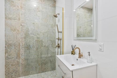 Studio w Charming Juliet Balcony in Upper East, New York (Foto 3)